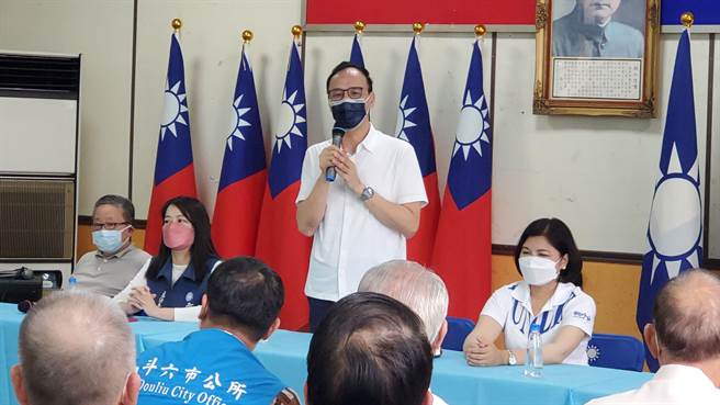 朱立伦参选民国党主席，在云林县拿下全台最高得票率67.31％，县长张丽善（前排右一）、许宇甄（前排组二）都是大功臣。图为朱立伦9月30日到六县市谢票，首站抵达云林县。（资料照片／周丽兰摄）