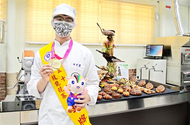 屏科大餐旅系周芳宾以「大自然的生命力」为主题，参加劳动部全国技能竞赛麵包制作项目，力退群雄、拿下金牌殊荣。（屏科大提供／林和生屏东传真）