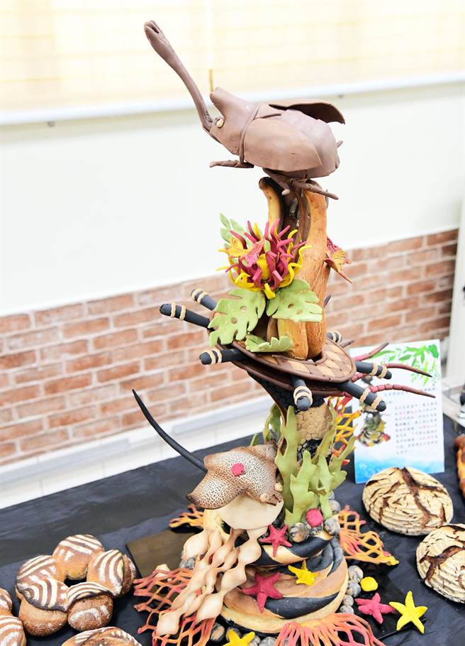 屏科大餐旅系周芳宾以「大自然的生命力」为主题，参加劳动部全国技能竞赛麵包制作项目，力退群雄、拿下金牌殊荣。（屏科大提供／林和生屏东传真）