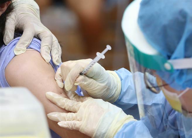 台北市卫生局5日下午举行疫情记者会，会上请来北市副市长蔡炳坤回应AZ疫苗限量争议，他表示，因为意愿登记和实际预约数差很大，因此才会有所调整，目前已加开3万名额供民眾预约，目前还剩下1.8万多个名额。（资料照，黄国峰摄）