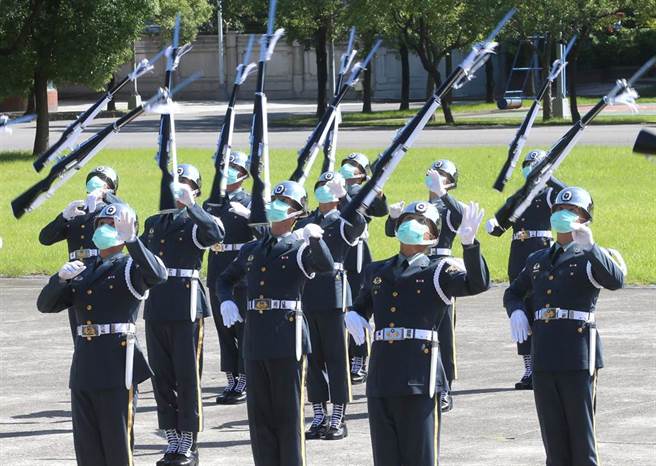 仪队展示操枪。（赵双杰摄）
