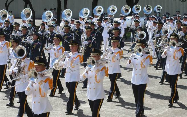 国军联合乐队整齐划一动作进场。（赵双杰摄）
