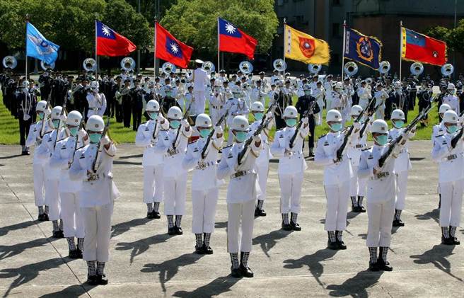 仪队展示操枪。（赵双杰摄）
