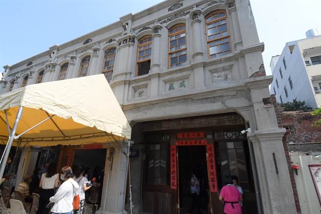 1926年兴建的鹿港成益商号是三连栋形式，去年底修缮完成后，呈现出早年鹿港街区街尾的家屋建筑之美，每到周末开放民眾入内参观。（谢琼云摄）