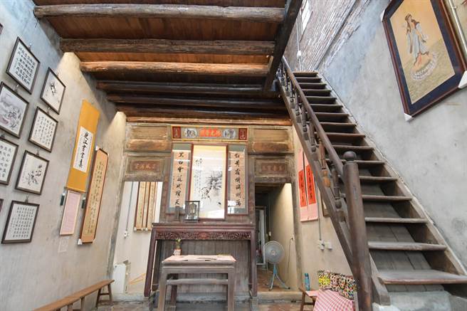 1926年兴建的鹿港成益商号是三连栋形式，去年底修缮完成后，呈现出早年鹿港街区街尾的家屋建筑之美，每到周末开放民眾入内参观。（谢琼云摄）