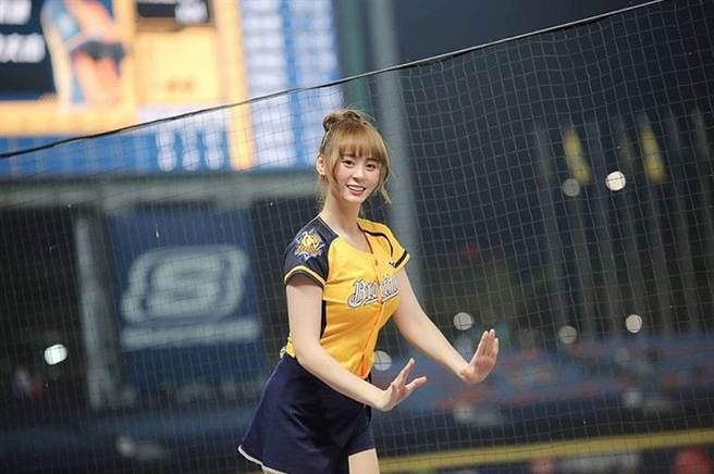 中信兄弟啦啦隊「Passion Sisters」成員短今（胡馨儀）。(圖/ 摘自短今IG)