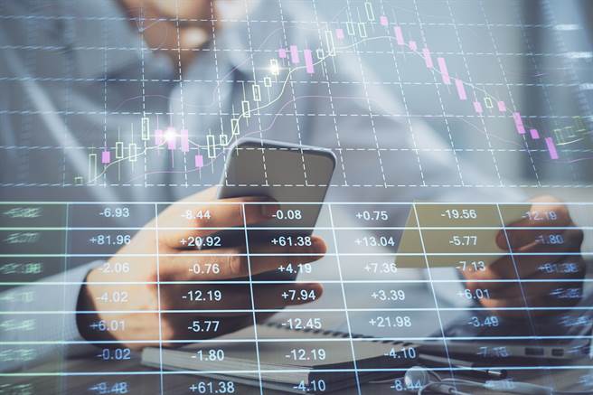 台股今(5日)终场黑翻红，三大法人土洋对作，外资及陆资卖超163.39亿元。(示意图/达志影像)