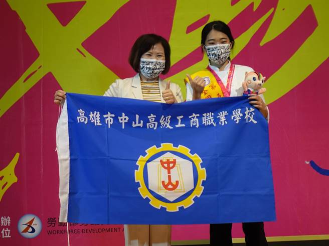 高雄中山工商餐饮科女学生陈佳青继去年勇夺商业类全国技艺竞赛中餐烹饪金牌，今年再摘下全国技能竞赛中餐烹饪金牌，并获12万元奖金。（校方提供）