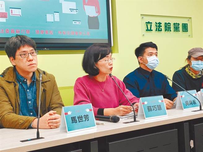 去年12月2日廣播人馬世芳（左一）召開記者會上，以親身經歷呼籲公部門尊重創作者的著作權。（本報資料照片，李欣恬攝）