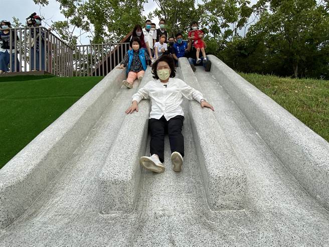 嘉义市中央广场森林冒险全龄游戏场启用，市长黄敏惠体验溜滑梯。 （廖素慧摄） 