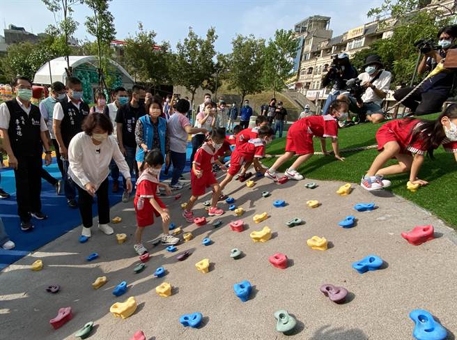 嘉义市长黄敏惠带着小朋友开心衝上攀岩墙。（廖素慧摄） 