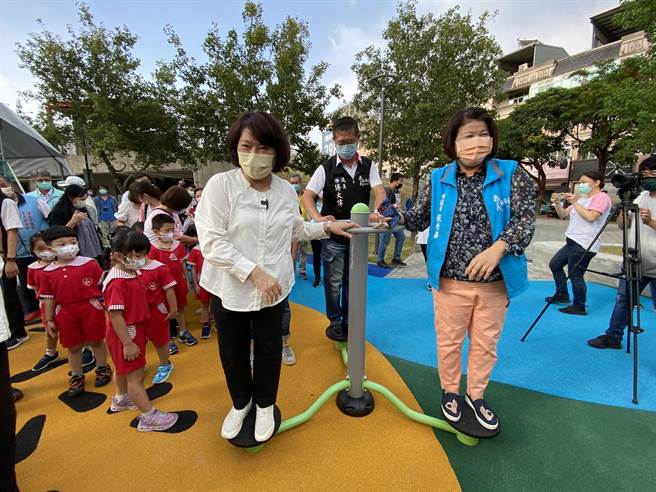 嘉义市长黄敏惠（左）偕议员张秀华、傅大伟体验大人适用的体健设施。（廖素慧摄） 
