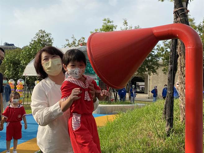 嘉义市长黄敏惠带小朋友玩传声筒游具。（廖素慧摄）