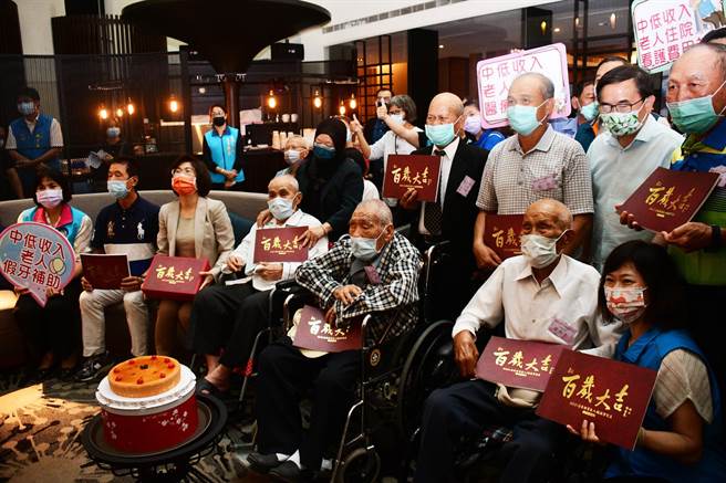 台东县政府社会出版「百岁大吉」故事写真书，5日请来3位百岁人瑞及家属共聚一堂。（庄哲权摄） 