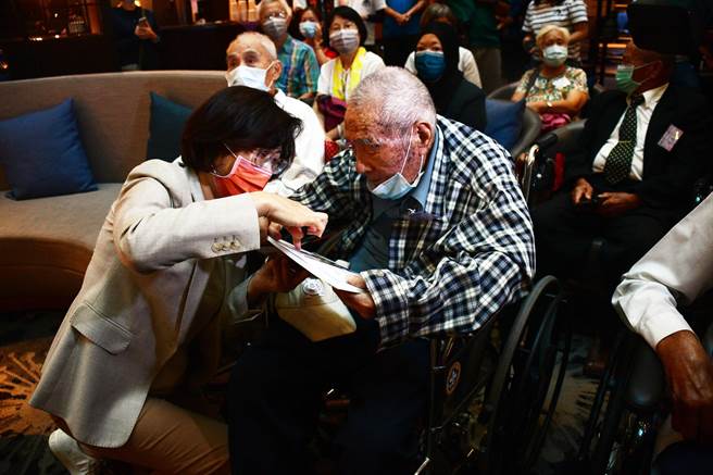 台东县政府社会出版「百岁大吉」故事写真书，5日请来3位百岁人瑞及家属共聚一堂。（庄哲权摄） 