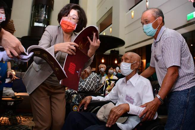 台东县政府社会出版「百岁大吉」故事写真书，5日请来3位百岁人瑞及家属共聚一堂。（庄哲权摄） 
