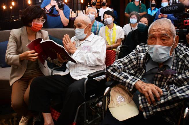 台东县政府社会出版「百岁大吉」故事写真书，5日请来3位百岁人瑞及家属共聚一堂。（庄哲权摄）