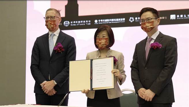 美国商机日国际贸易局长江文若与美国亚利桑那州、新墨西哥州政府签署合作备忘录(MOU)，深化双边经贸合作。（图／贸协）
