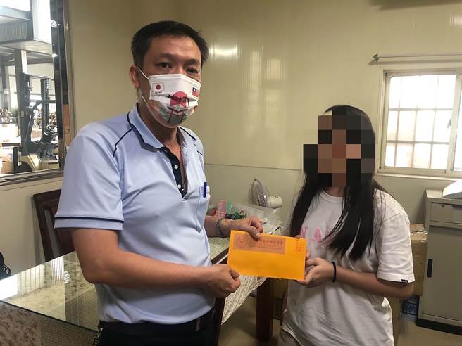 父母親皆過世的未成年兄妹，頓失經濟支柱，霧峰分局四德派出所警員邱朝雍，結合台灣省合濟慈善會，前往妹妹打工處所關懷。（霧峰分局提供／黃國峰台中傳真）