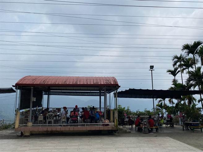 嘉义县竹崎乡缎繻村红南坑奉天岩良食局供爬独立山的山友有地方可炊煮、泡茶、休息，每到假日总是吸引不少人潮。（张亦惠摄）