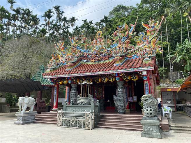 嘉义县竹崎乡缎繻村红南坑奉天岩是在地居民的信仰中心。（张亦惠摄）