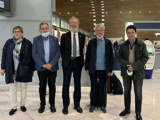 法國參議院友台小組主席李察（Alain Richard，右二）將率跨黨派議員訪台，預計明日清晨6時30分抵達桃園機場，我駐法代表吳志中（中）赴機場送機。（圖取自卡迪克推特）