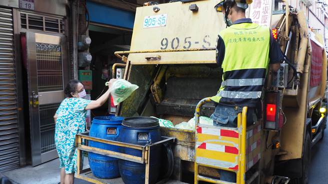 桃园为杜绝新北地区常跨市随意丢弃垃圾，针对八德区大仁、大明里及龟山区迴龙、龙华试办专用垃圾袋。（桃园市政府环保局提供／陈梦茹桃园传真）
