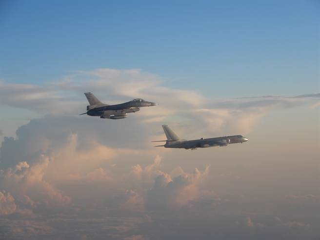 圖為2018年共軍轟6擾台，F-16升空監控。(圖/中央社)