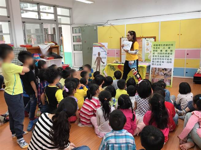 阳光基金会每年服务逾400位烧伤顏损儿童，从前端生理復健、心理支持到回归校园，提供完整生心理重建服务。（阳光基金会提供／林良齐台北传真）