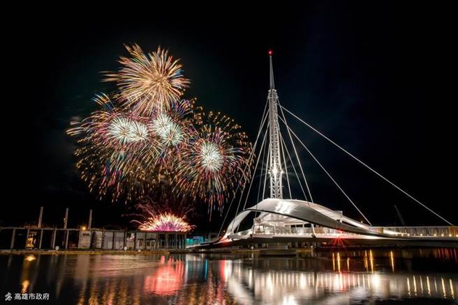 睽违20年的国庆烟火重返高雄港湾，高雄晶英国际行馆结合海陆游憩多元推出优惠住房专案。（图／高雄晶英国际行馆）

