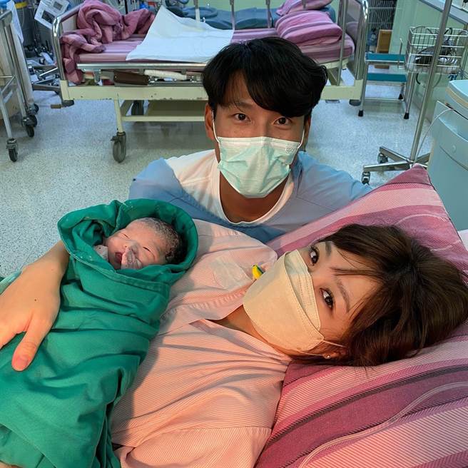 富邦悍将林哲瑄（中后）4日凌晨迎来二女儿。（林哲瑄提供）