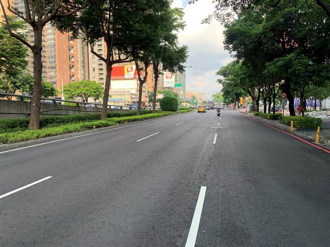 路面平順超好騎，台灣大道南側機慢車道燙平完工。（台中市府提供／盧金足台中傳真）