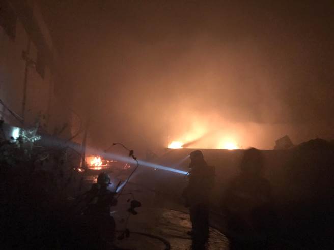 桃园平镇铁皮木材工厂大火消防人员灌救中。(消防局提供／吕筱蝉桃园传真)