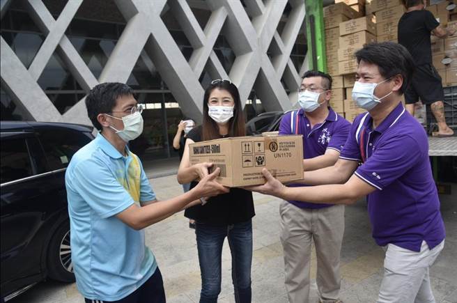 立委许淑华（左二），号召团体企业捐赠防疫物资。（南投县政府提供／廖志晃南投传真）