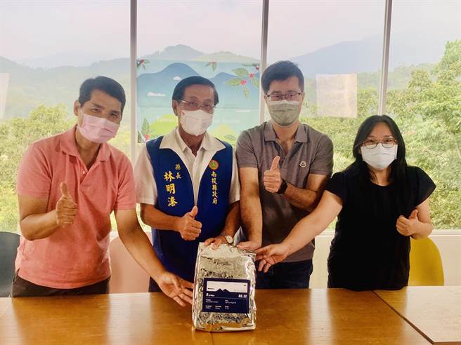 南投县长林明溱（左二），为森悦高峰咖啡启封。（廖志晃摄）