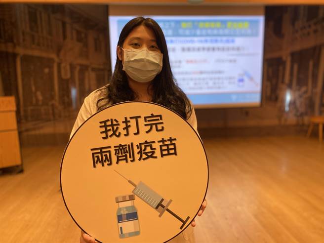 奇美医家医部主治医师陈思伃呼吁民眾接种新冠肺炎、流感疫苗。（曹婷婷摄）