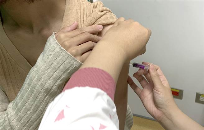 民眾接种流感疫苗。（奇美医学中心提供／曹婷婷台南传真）