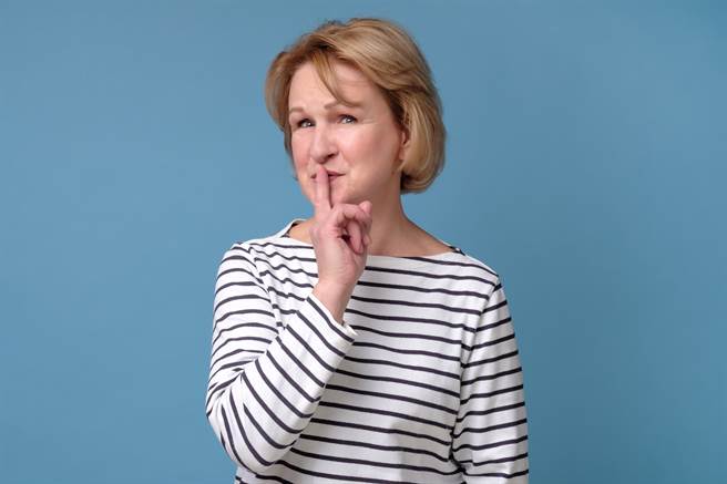 1名年邁女房東日前傳訊息詢問就讀獸醫系的男房客，該養什麼狗比較適合作為陪伴，沒想到該獸醫系房客過了幾分鐘，開始只回傳「汪汪」。（示意圖/Shutterstock提供）