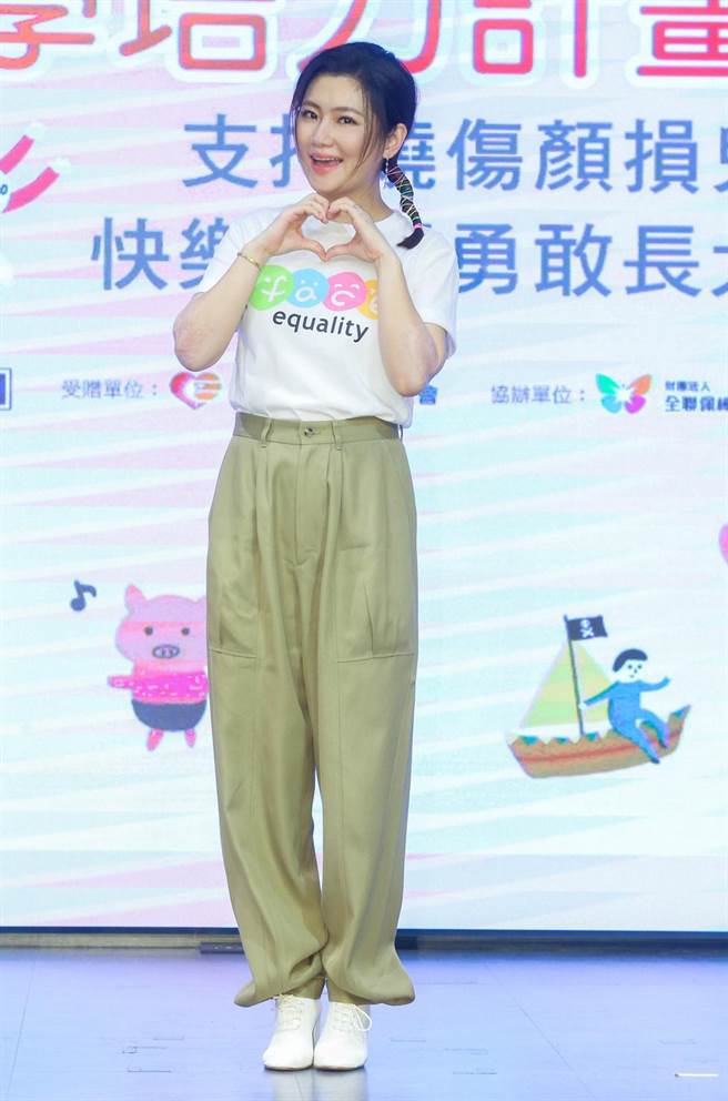 Selina出席阳光基金会公益记者会，开心与小朋友互动。（粘耿豪摄）