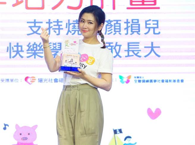 Selina出席阳光基金会公益记者会，开心与小朋友互动。（粘耿豪摄）