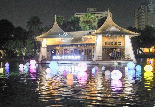 一名厨师夜间坐湖心亭跟乌龟说心事，员警关心的一句「你还好吧？」，让厨师秒泪崩。（中时资料照）