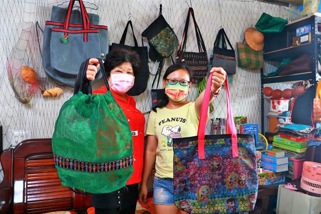 枋寮百年渔网老店「云海」重视环保，将渔网加入新巧思，制成各式各样的环保袋及包包。（谢佳潾摄）