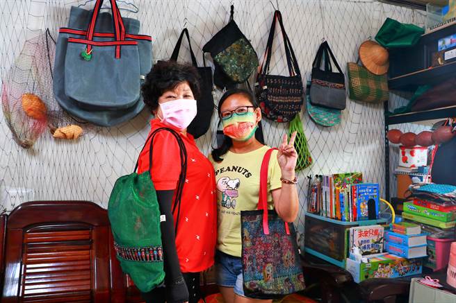 枋寮百年渔网老店「云海」重视环保，将渔网加入新巧思，制成各式各样的环保袋及包包。（谢佳潾摄）