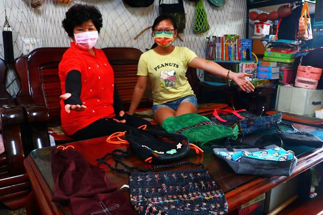枋寮百年渔网老店「云海」重视环保，将渔网加入新巧思，制成各式各样的环保袋及包包。（谢佳潾摄）