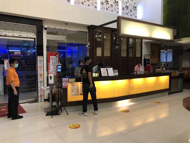 KTV业者復业并于入口处要求顾客实施实联制、量体温等防疫措施。（柯宗纬翻摄）