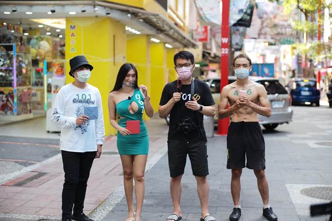 前台北市議員 童仲彥，今(5日)現身台北市西門町，拍攝模仿爆紅韓國影劇「魷魚遊戲」的產品宣傳片。(圖/童仲彥 提供)