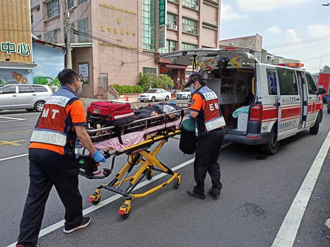 现场模拟民眾受困需透过消防员以顶撑工具抢救，以及民眾突然昏迷、无呼吸心跳的紧急救护情境。（安定区公所提供／张毓翎台南传真）