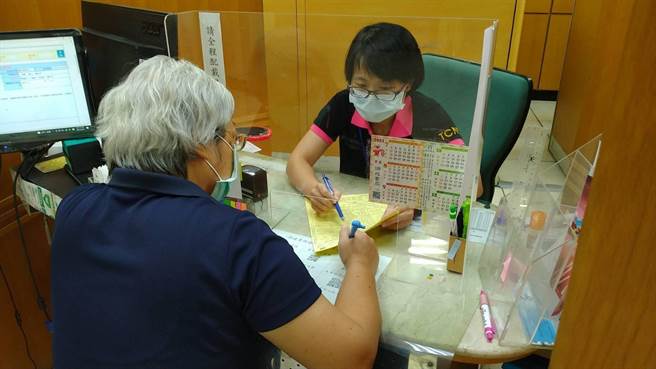 劳动力发展署中彰投分署台中就业中心运用缺工就业奖励措施，协助求职者媒合适当职缺，并透过定期追踪关怀，协助劳工稳定就业。（劳动力发展署中彰投分署提供／卢金足台中传真）