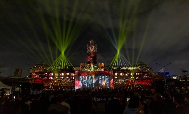 总统蔡英文出席府前国庆光雕展。（图／总统府提供）
