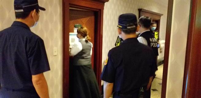 但桃園市桃園警分局為強化轄區治安維護，晚上規畫擴大臨檢勤務，針對復業KTV進行臨檢，要求落實防疫指引。（警方提供）